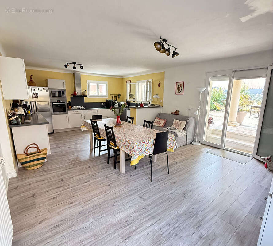 Une maison familiale où il fait bon vivre, au coeur du village de Mallemort! - photo 15