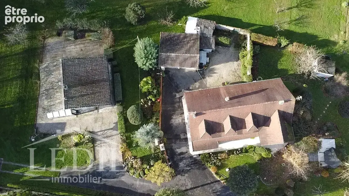 Propriété rare avec parc, dépendance et garages - photo 1