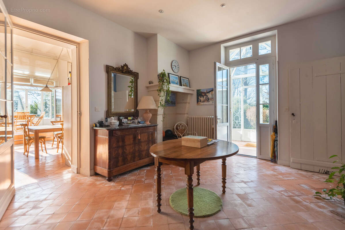 Demeure en pierre - 310 m2 - 5 ch - maison d'amis de 50 m2 - parc de 2386 m2 - photo 8