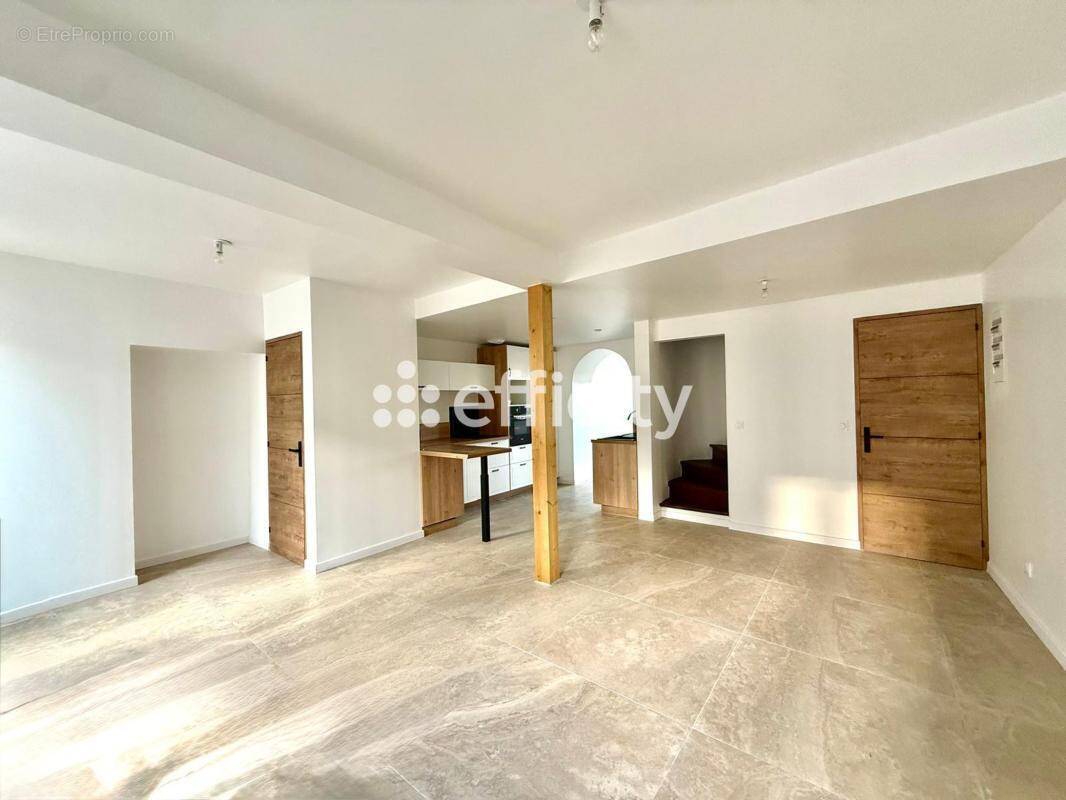 Maison à OINVILLE-SUR-MONTCIENT