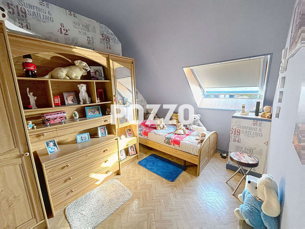 A VENDRE - Maison familiale de 160 m² sur un terrain de 1531 m² - photo 8