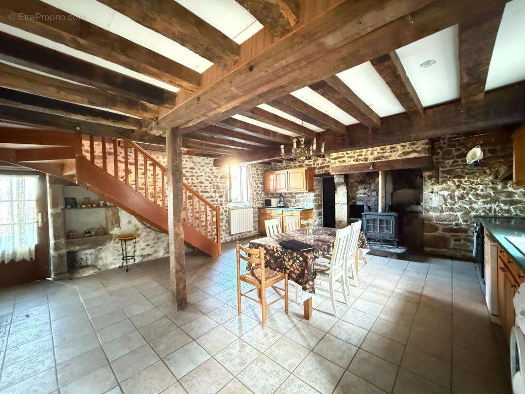 BELLE OPPORTUNITE ! Maison en pierre de 165m², pleine de charme, 4 chambres, Cour intérieure de 379m² 93 000 € - photo 3
