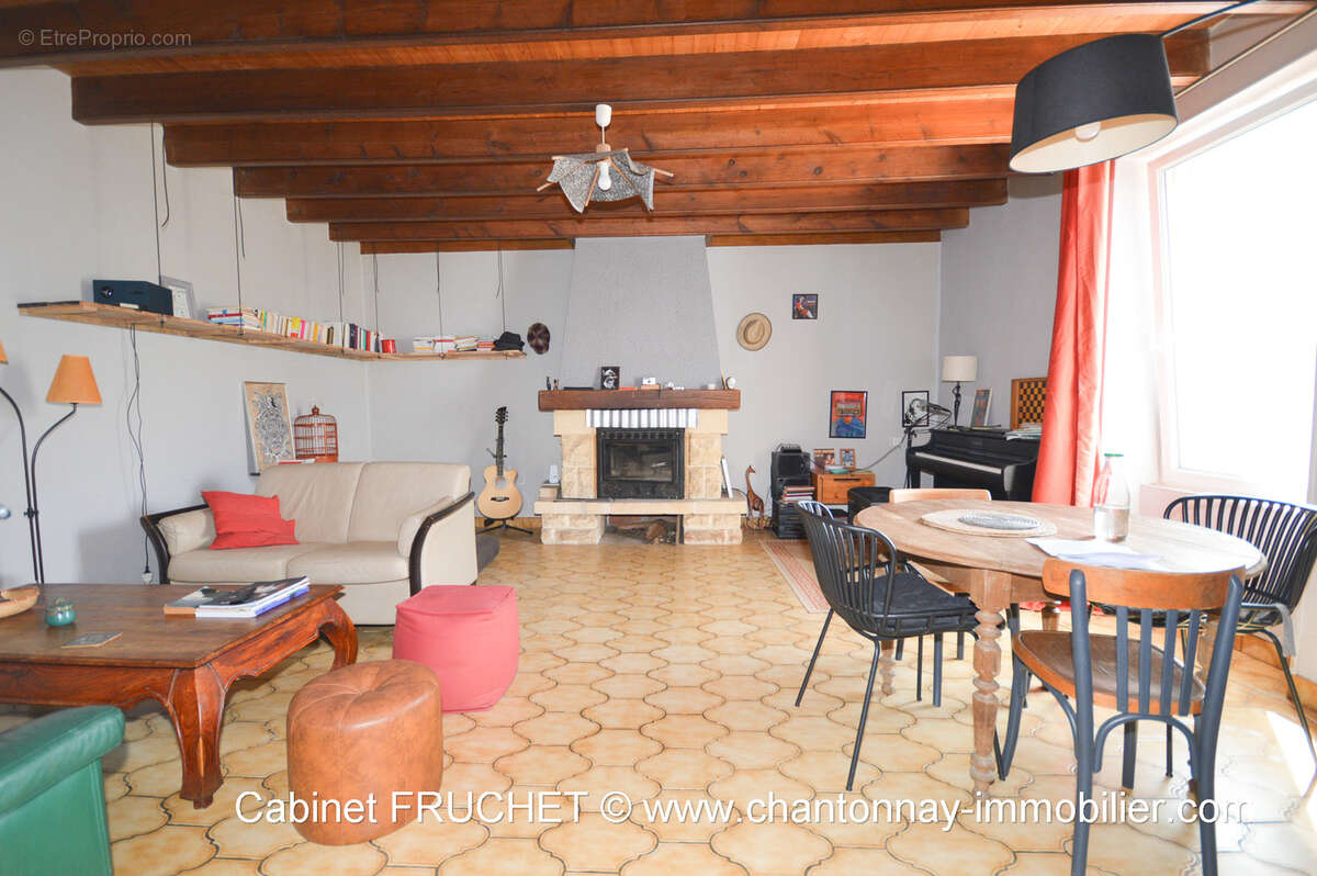 Maison à BAZOGES-EN-PAREDS