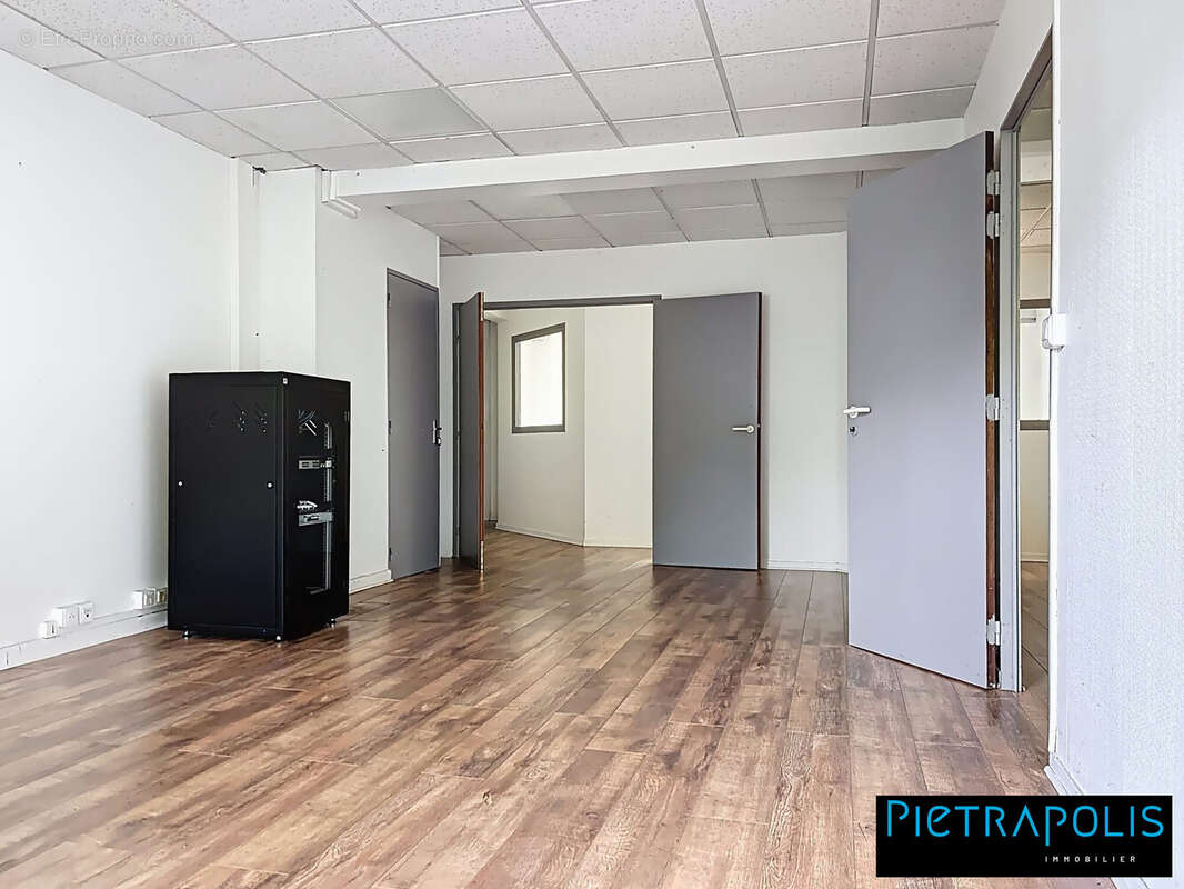Bureau 97m² - Commerce à LISSIEU