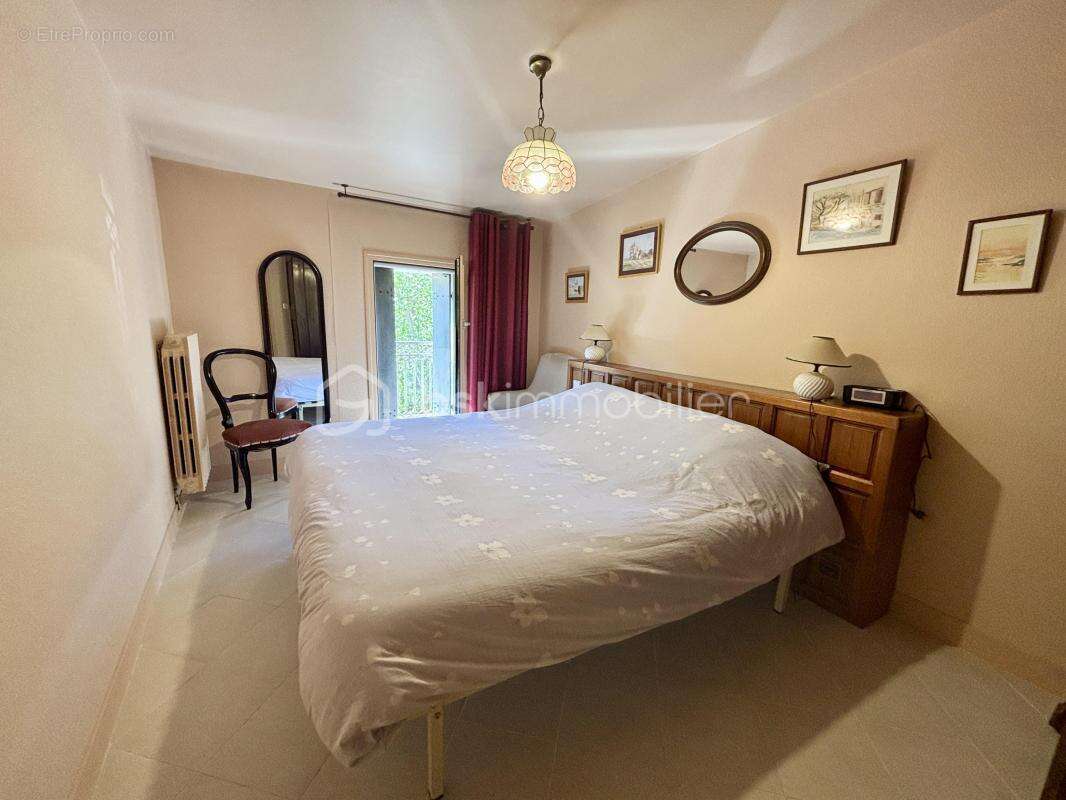 Maison de village de caractère – 210 m², fort potentiel, garage et dépendances - photo 11