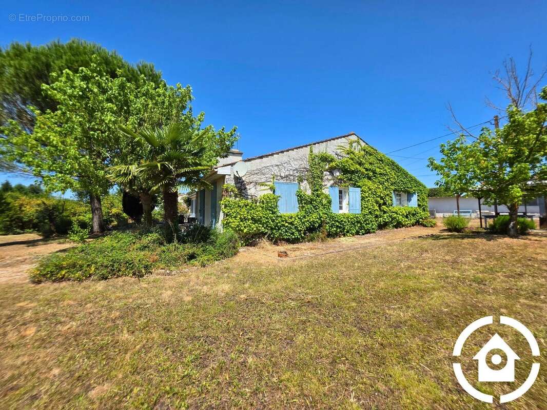 Maison à GENSAC-LA-PALLUE