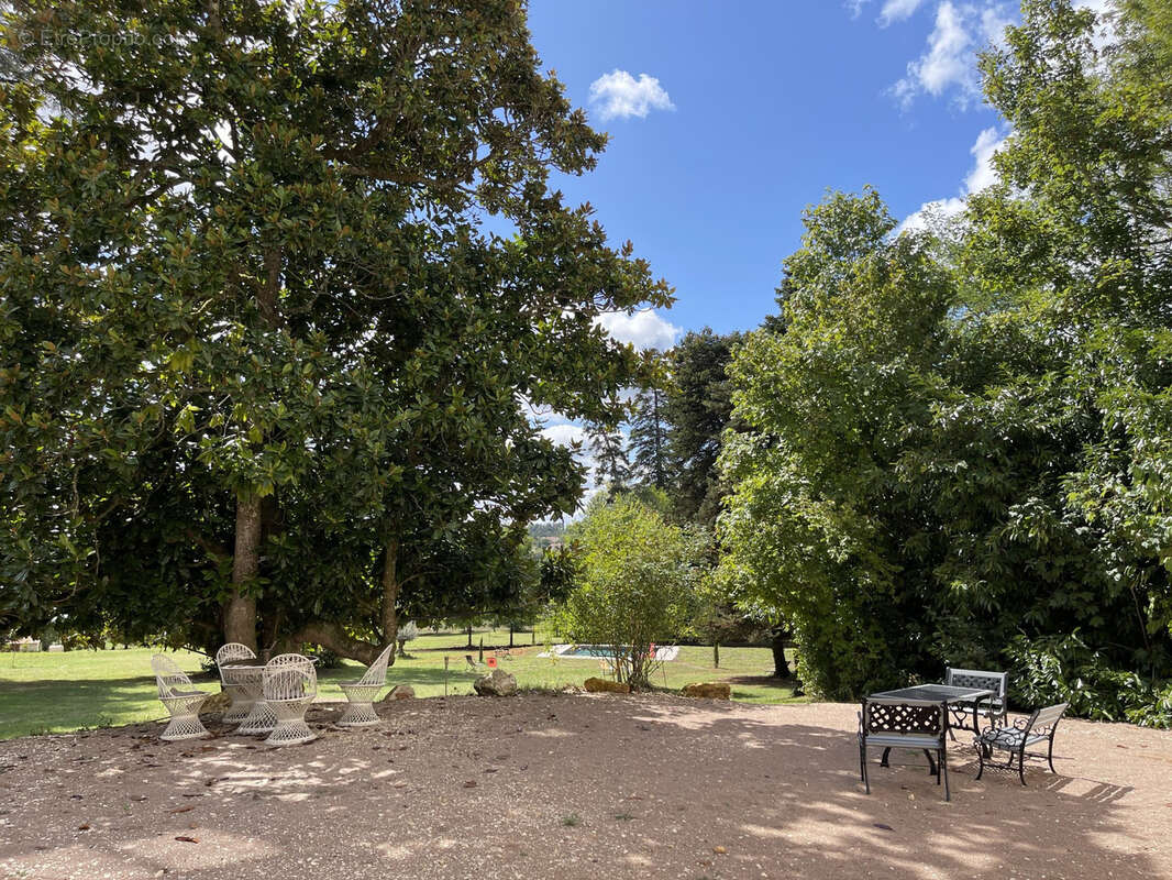 Maison à JAVERLHAC-ET-LA-CHAPELLE-SAINT-ROBERT
