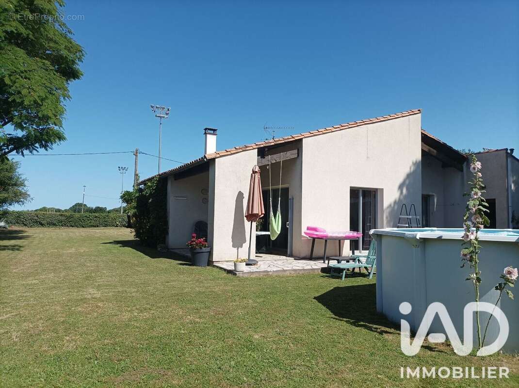 Photo 2 - Maison à CORME-ROYAL
