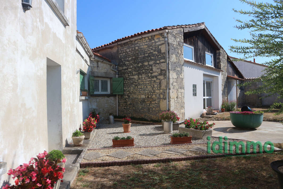 Ensemble immobilier en  bon etat general de 190 m2 sur un terrain clos de 450 m2. au centre historique de la j - photo 3