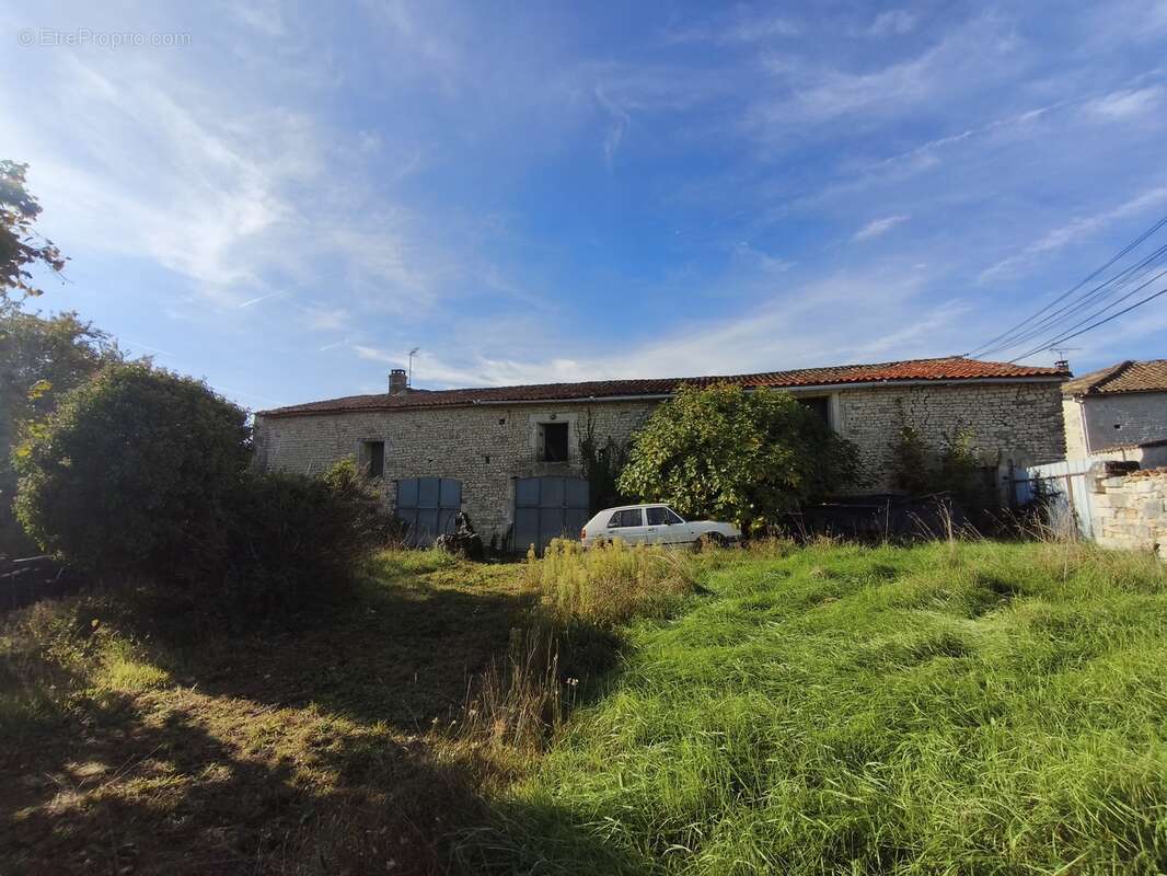 Maison à SAINT-GENIS-D'HIERSAC