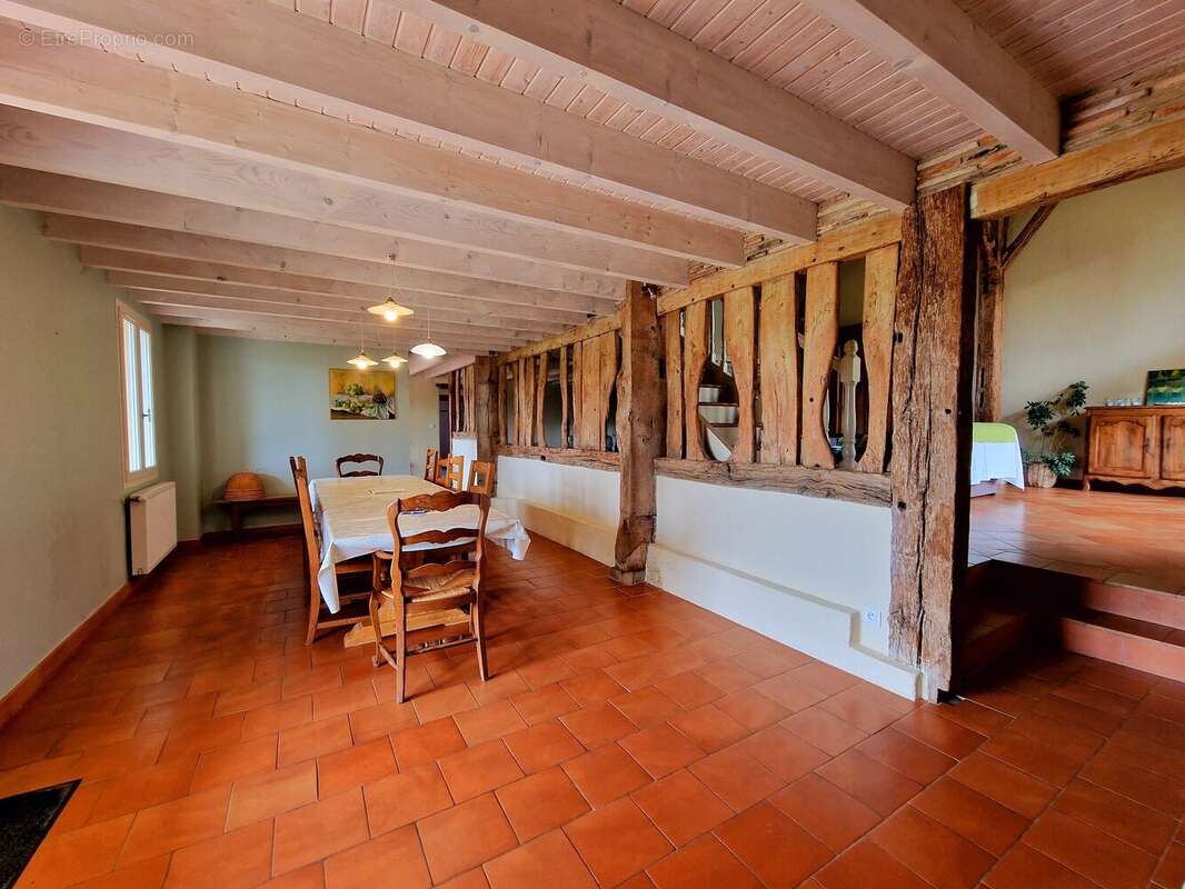 Élégante Propriété de Campagne avec Gîte et Annexe dans un Cadre Paisible - photo 7
