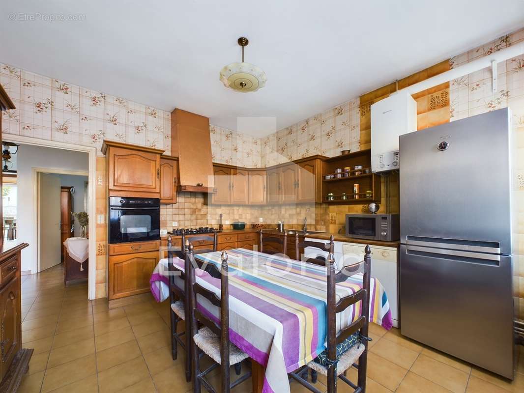 Cuisine indépendante, aménagée et équipée de 16 m², ouvrable sur le séjour.