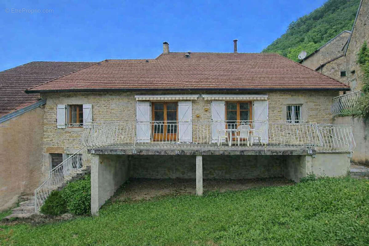 Maison en pierre rénovée à Ladoye Sur Seille (39210), 6 701m² de terrain en bord de rivière - photo 17