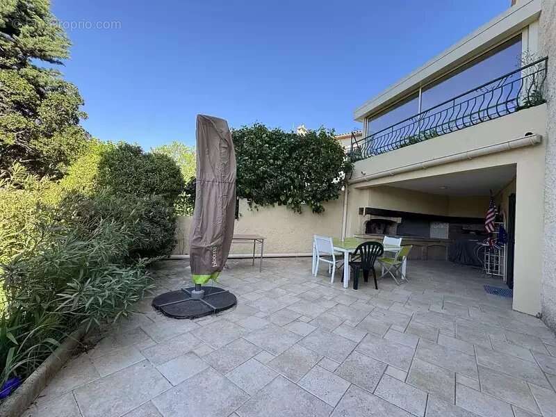 Maison à LA ROQUE-D&#039;ANTHERON