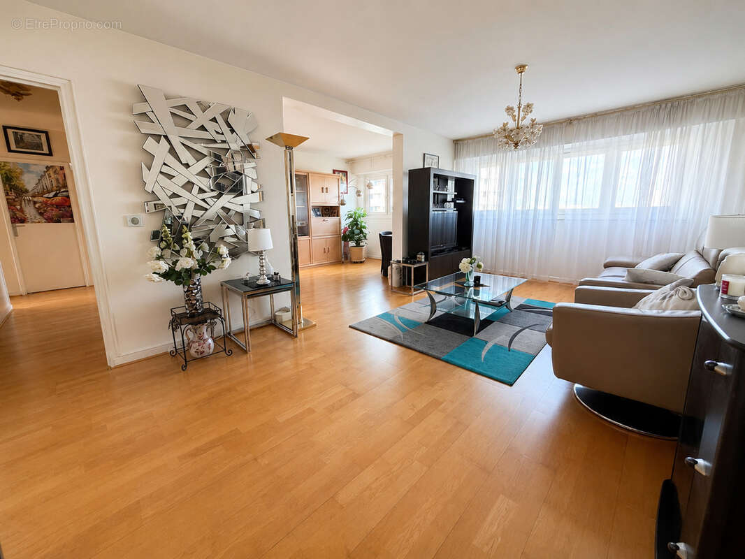 Appartement à COURBEVOIE