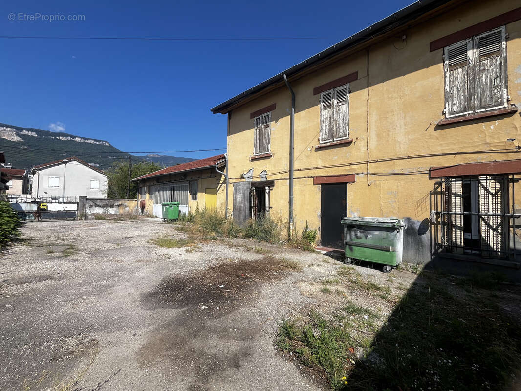 HIDRI IMMO PLUS vous propose un Ensemble immobilier unique à fort potentiel : Maison, Atelier et Dépendances - photo 2