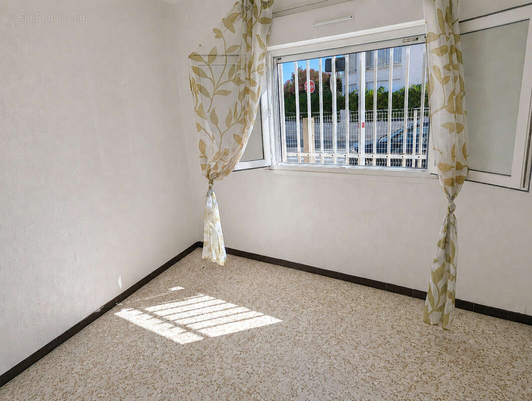 Grand appartement à rénover de type P3 en rez-de-chaussée - photo 3