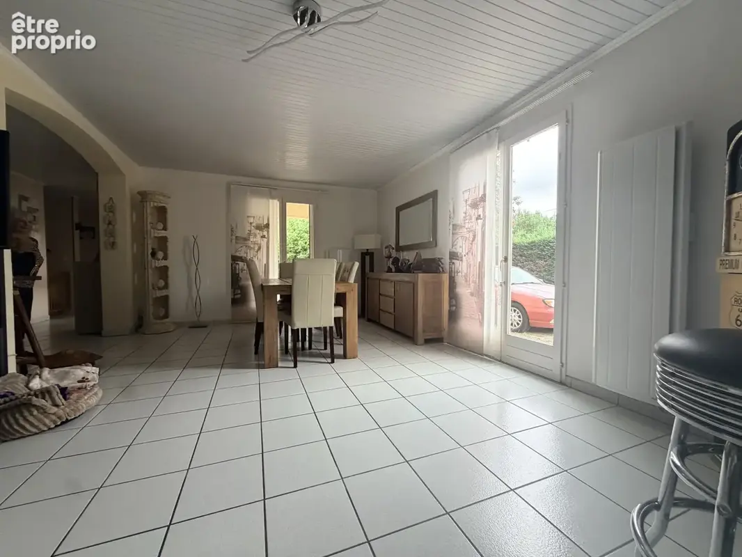 Maison familiale 121 m2 avec piscine, terrain clôturé et beaux espaces de vie - photo 3