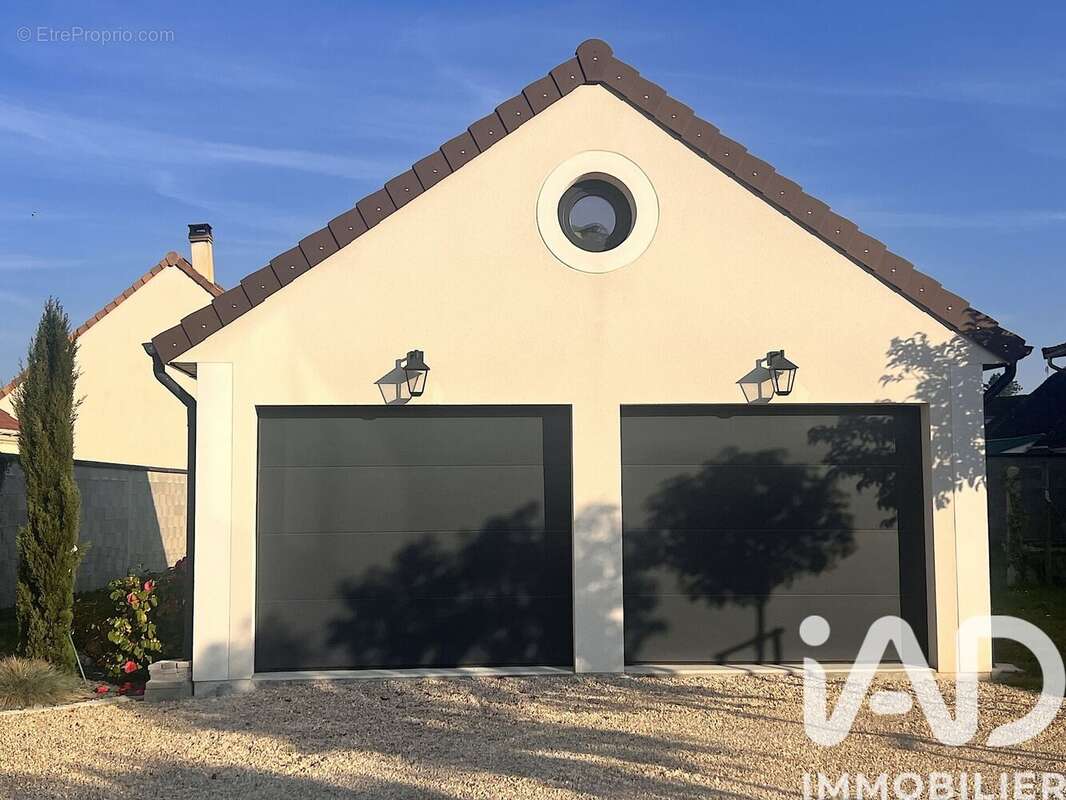 Maison 260 m² à La Brosse-Montceaux  - photo 2