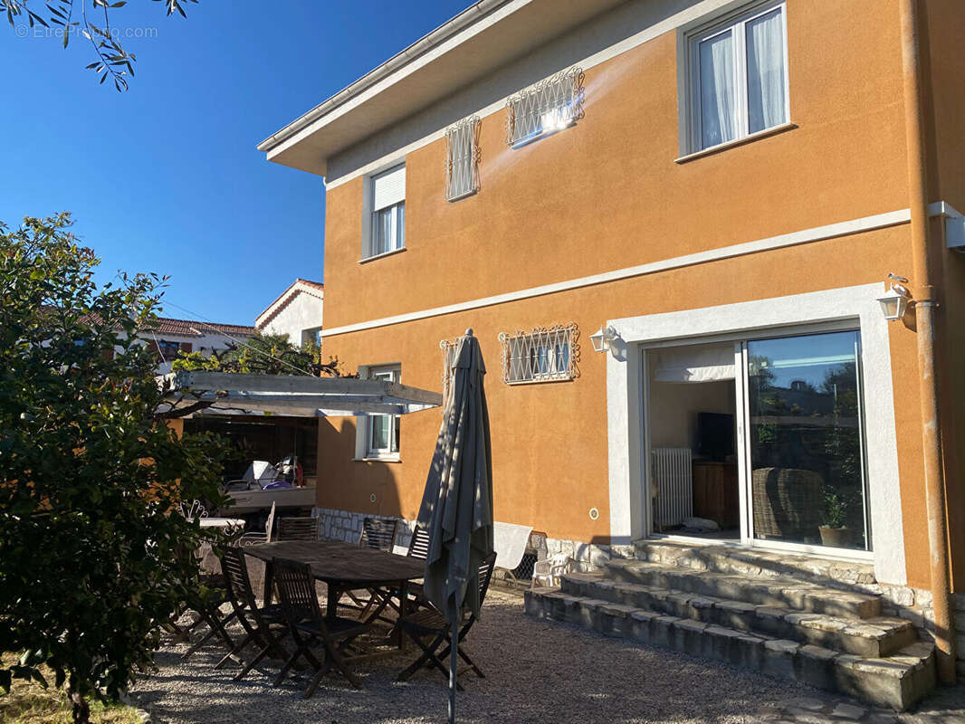 Villeneuve-Loubet, à deux pas du littoral, maison individuelle divisée en 2 beaux appartements - photo 3