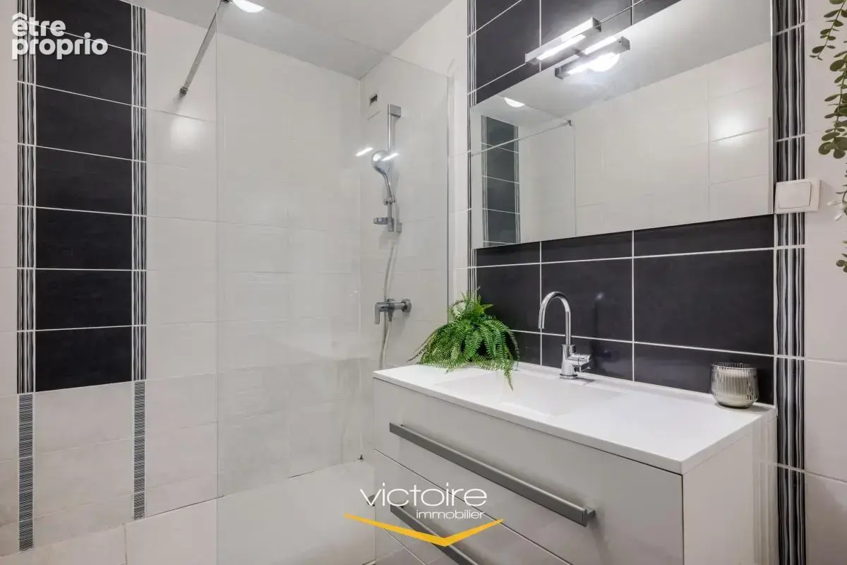 VILLEURBANNE / LIMITE MONTCHAT – Place Ronde – Spacieux T3 de 85 m2 traversant avec balcon - photo 7