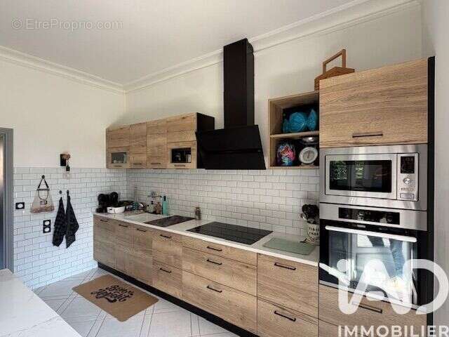 Maison 255 m² à Saint-Seurin-De-Cursac  - photo 8