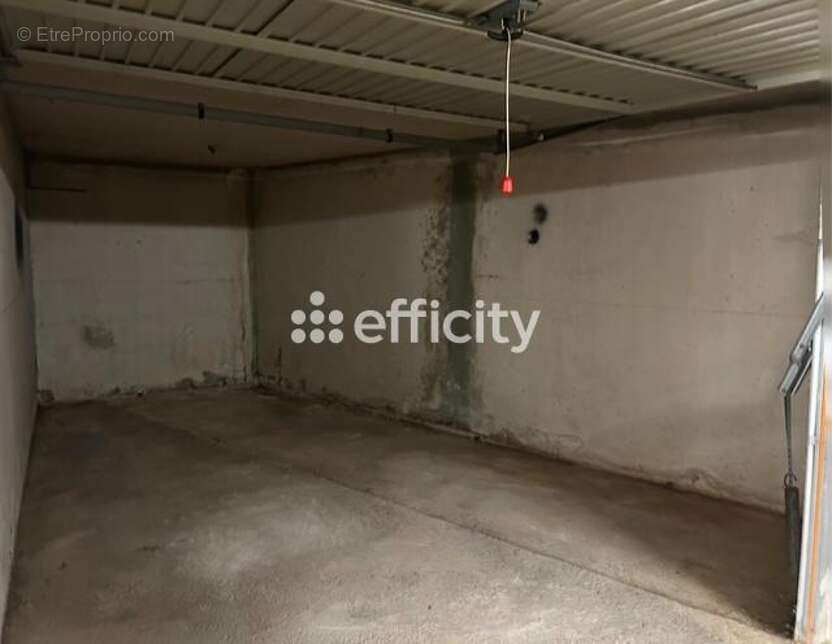 Parking à BORMES-LES-MIMOSAS