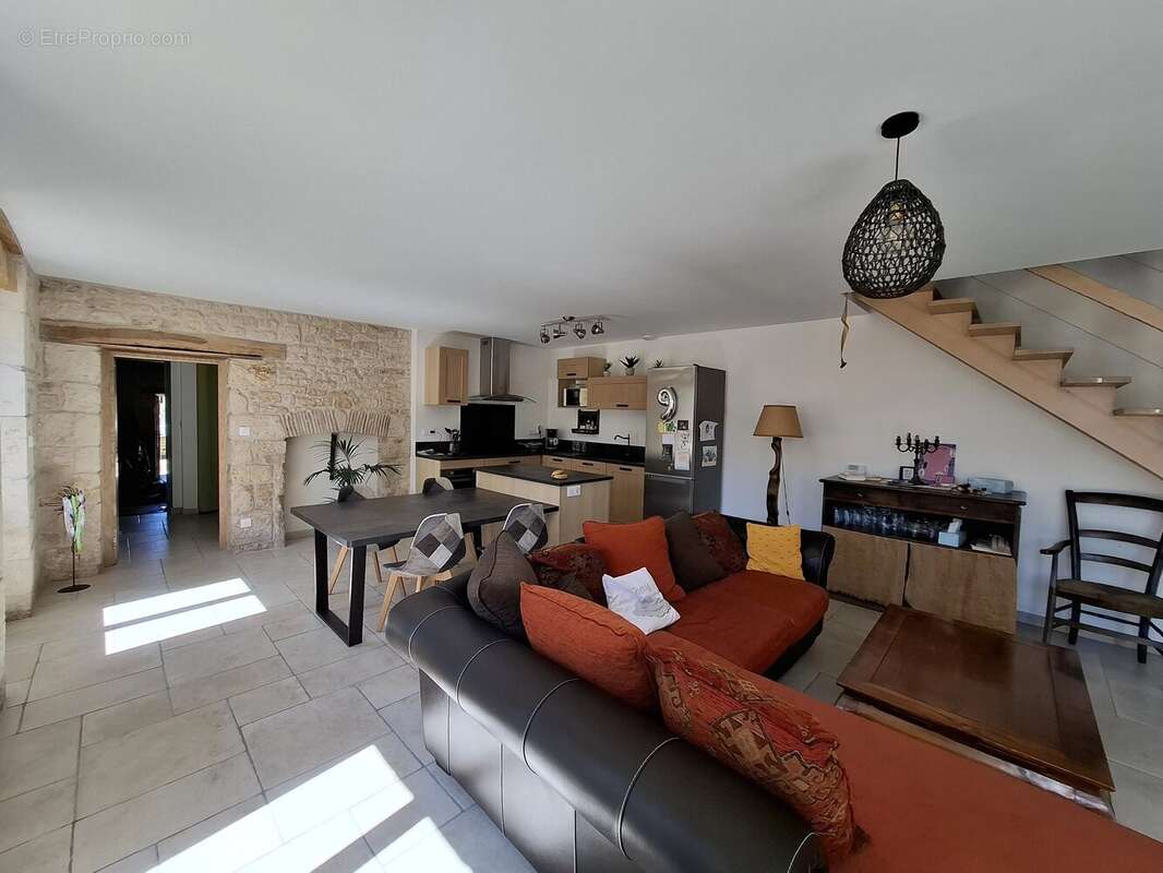Maison familiale impeccable de 4 à 5 chambres, idéalement située à quelques minutes à pied de toutes les commodités. - photo 4