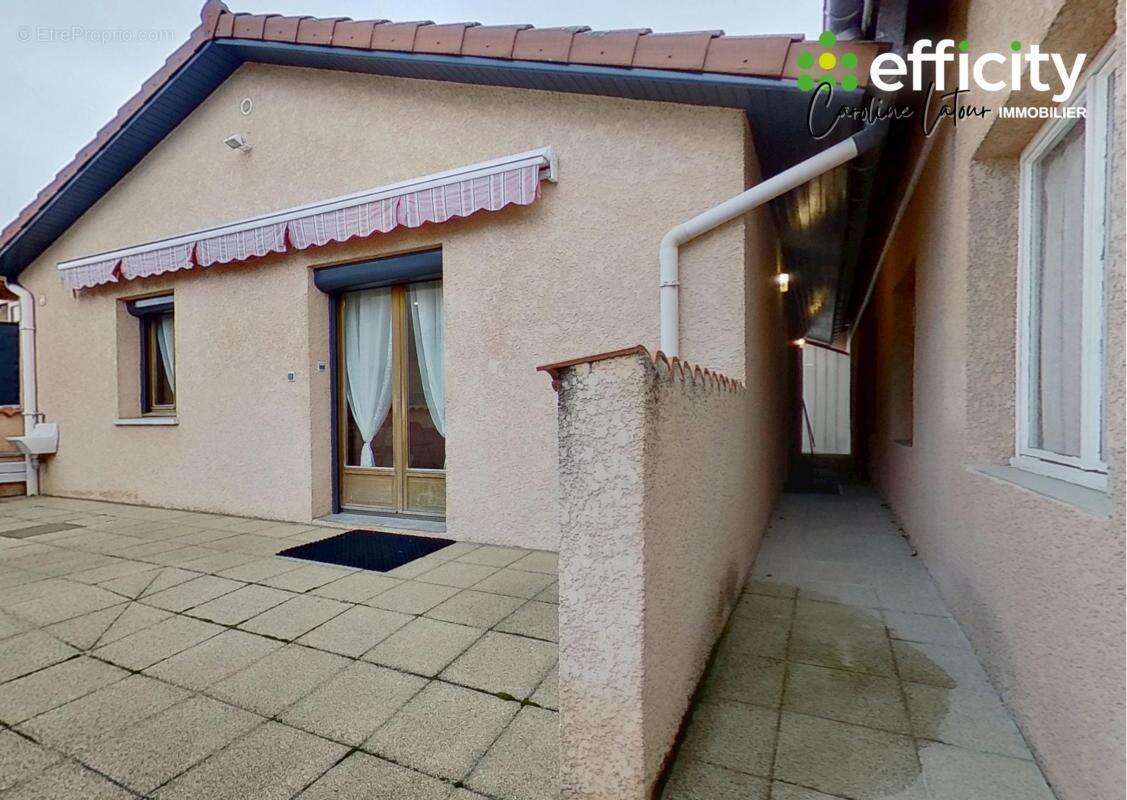 Maison à SAINT-ETIENNE-LE-MOLARD