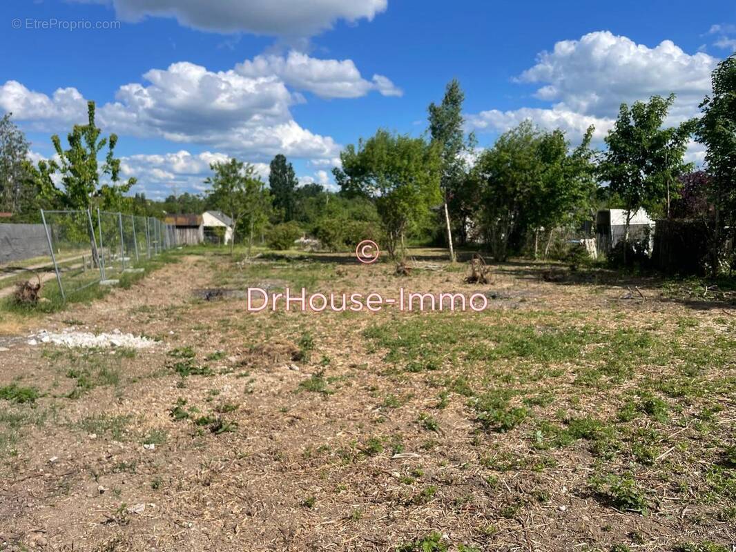 Terrain à SAINTE-GENEVIEVE-DES-BOIS