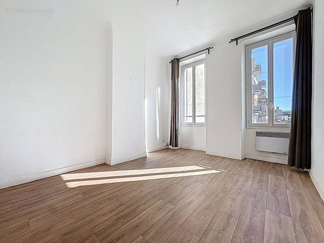 Appartement à MARSEILLE-4E