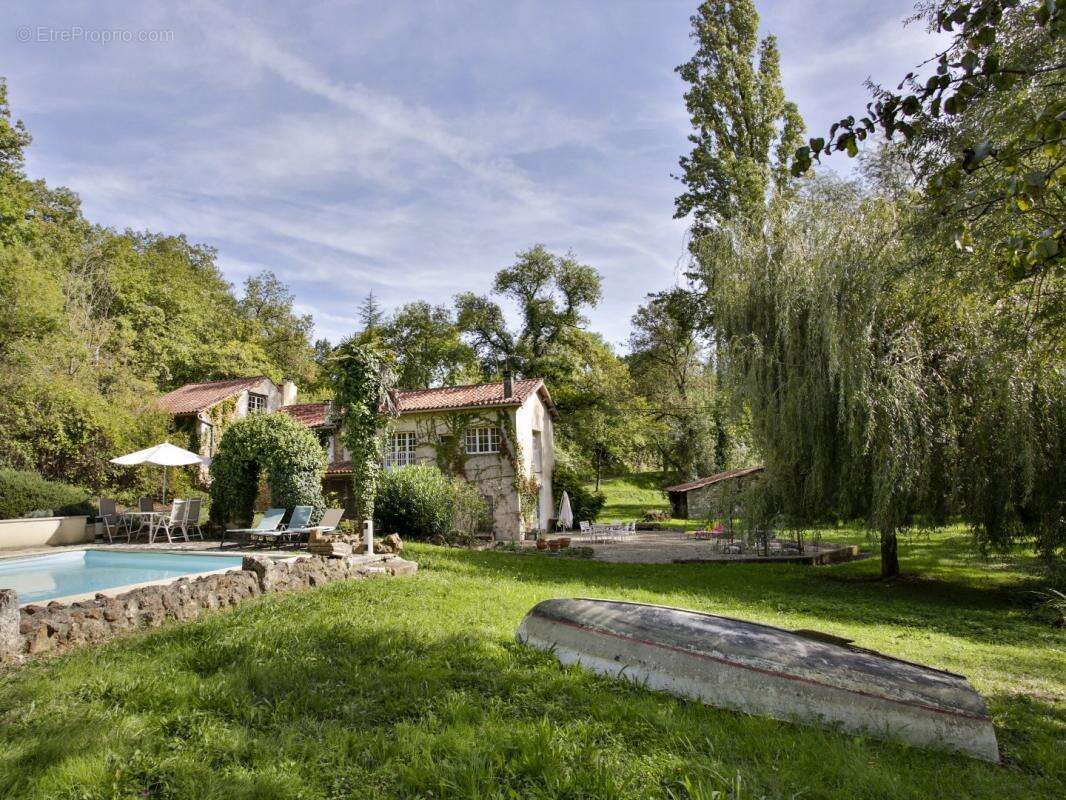 Ancien moulin au bord d’un lac - photo 2