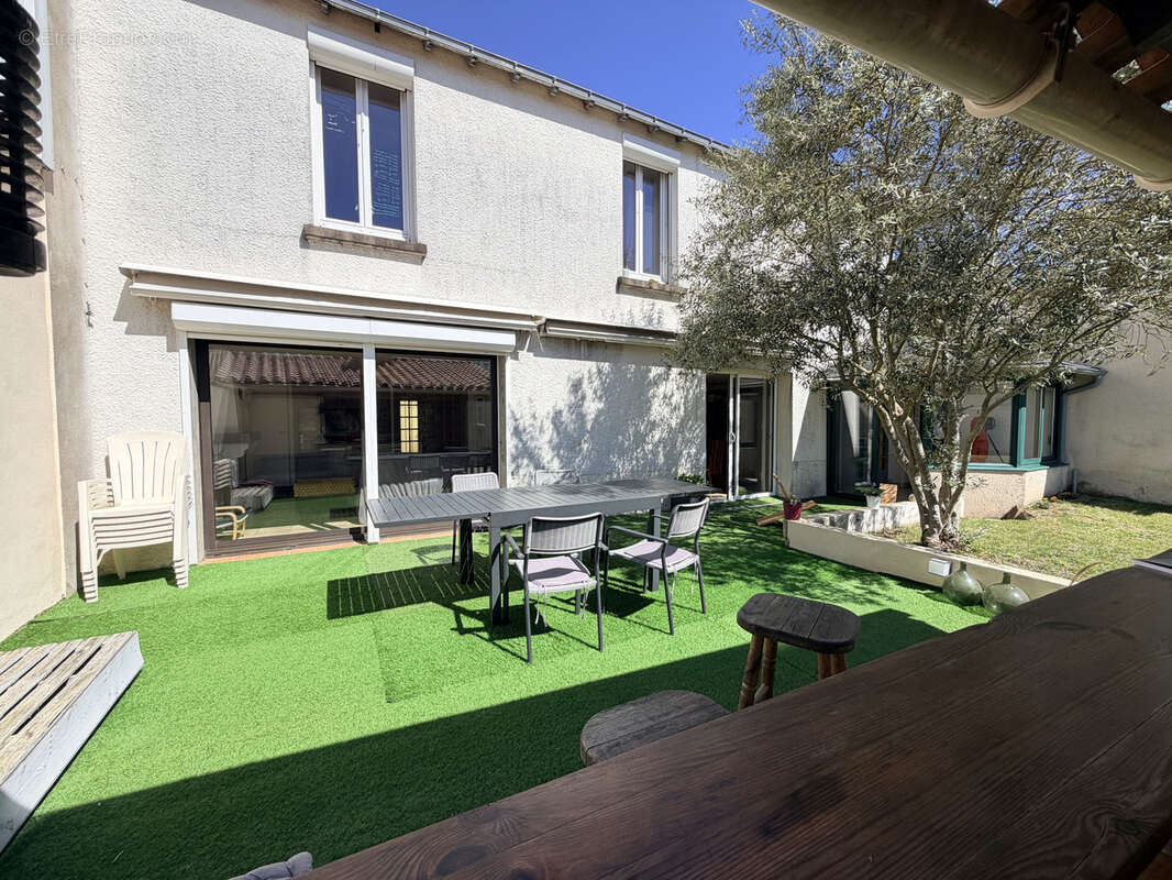 Maison à MONNIERES