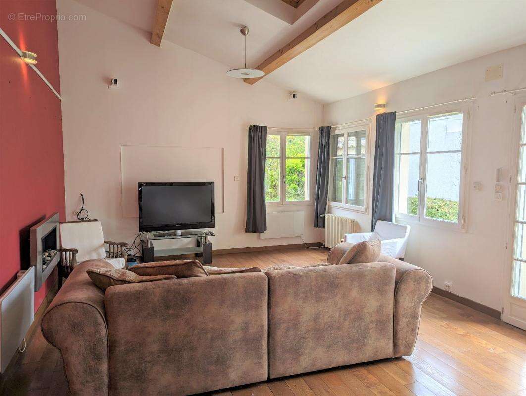 Maison à SAINT-JEAN-D'ANGELY