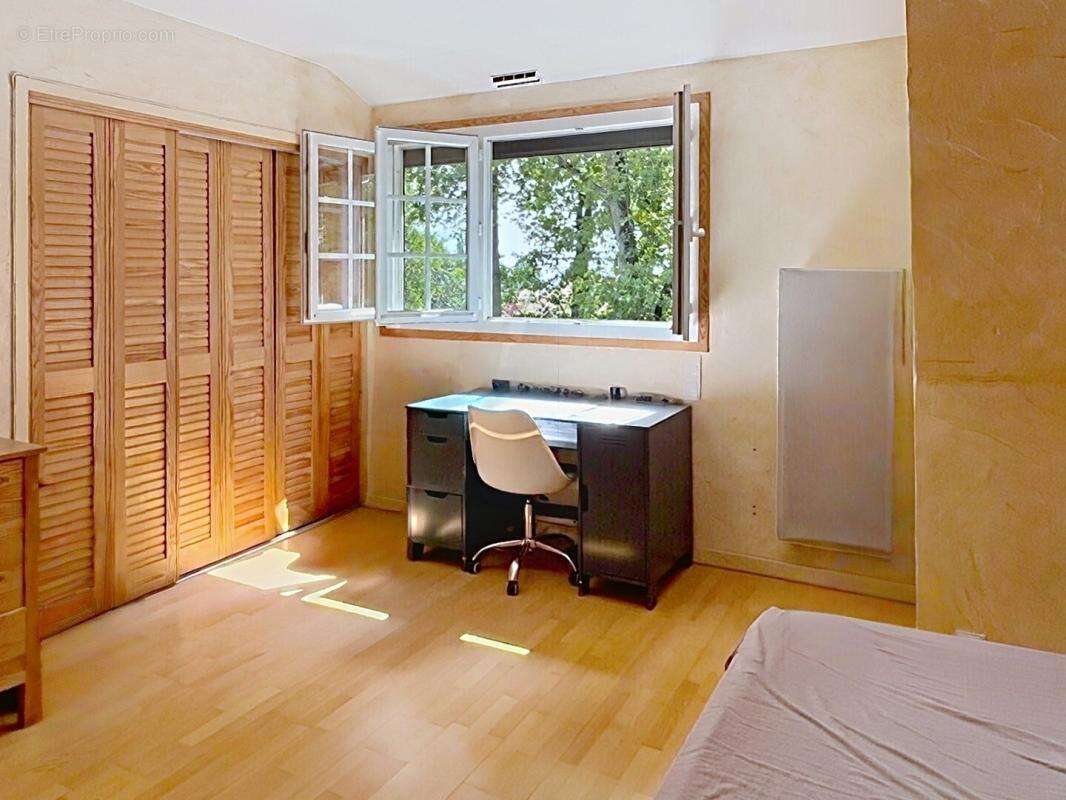 Maison  familiale de  5 chambres, beaux espaces de  réception sur jardin paysagé - photo 11