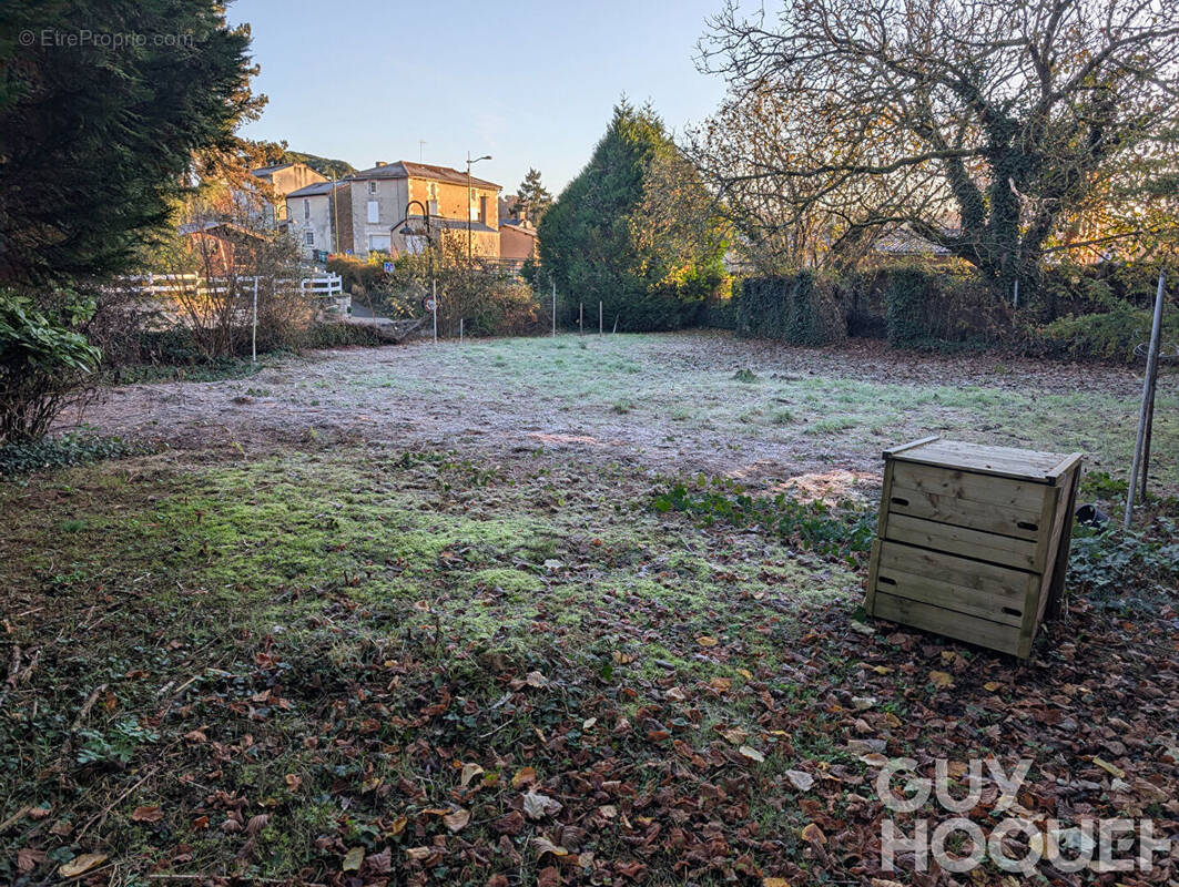 Terrain à VOUNEUIL-SOUS-BIARD