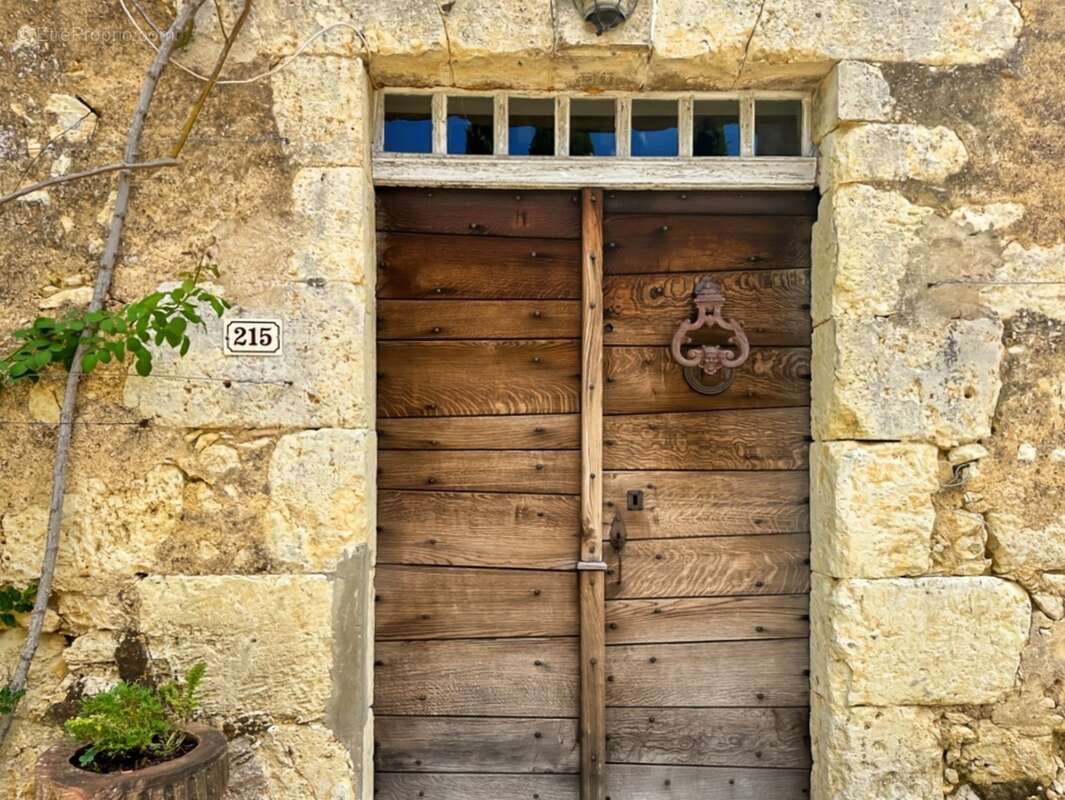 À Vendre – Maison de village en pierre (6 pièces) de 227 m² à Bazian (Gers) avec cour et jardinet - photo 2