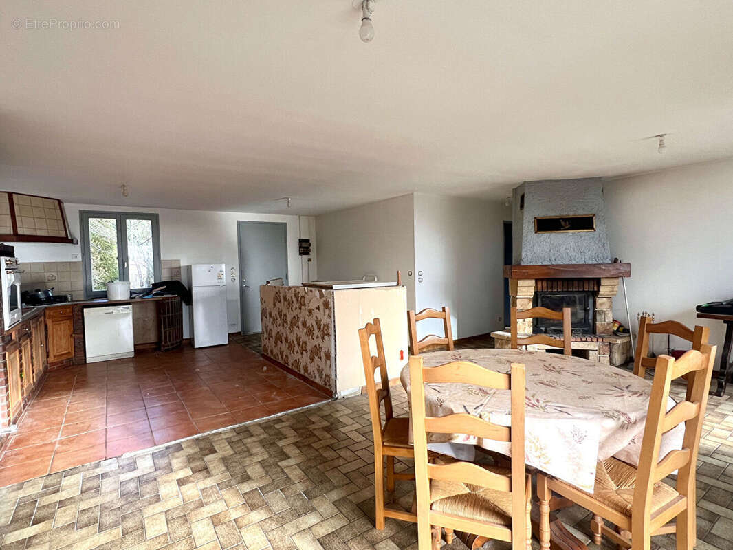 Maison à SAINT-GENES-CHAMPANELLE