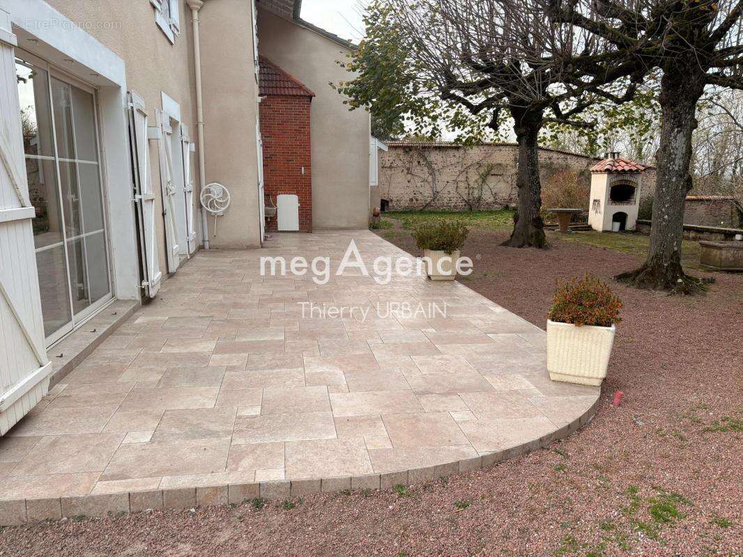 Maison à AMPLEPUIS