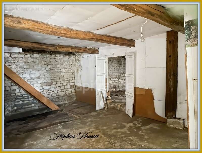 Maison en pierre à rénover – Fort potentiel – Thin-le-Moutier (08) - photo 9