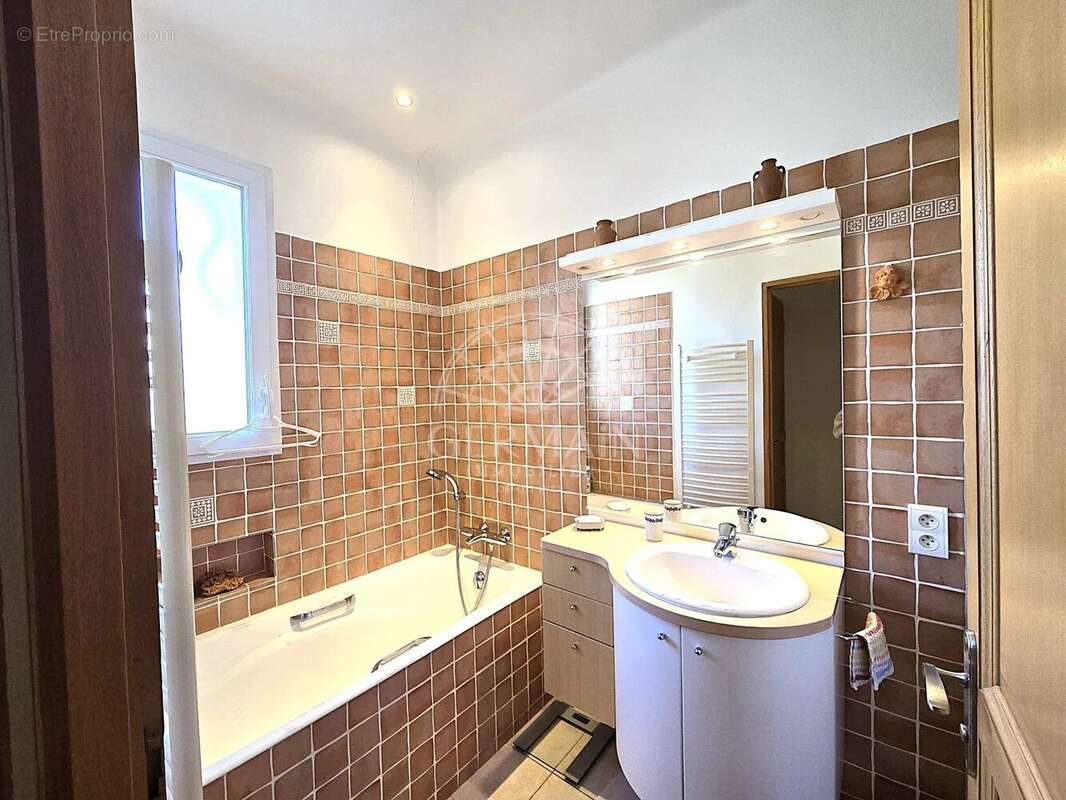 Maison de plain pied avec piscine et garage - L'Isle sur la Sorgue - photo 13