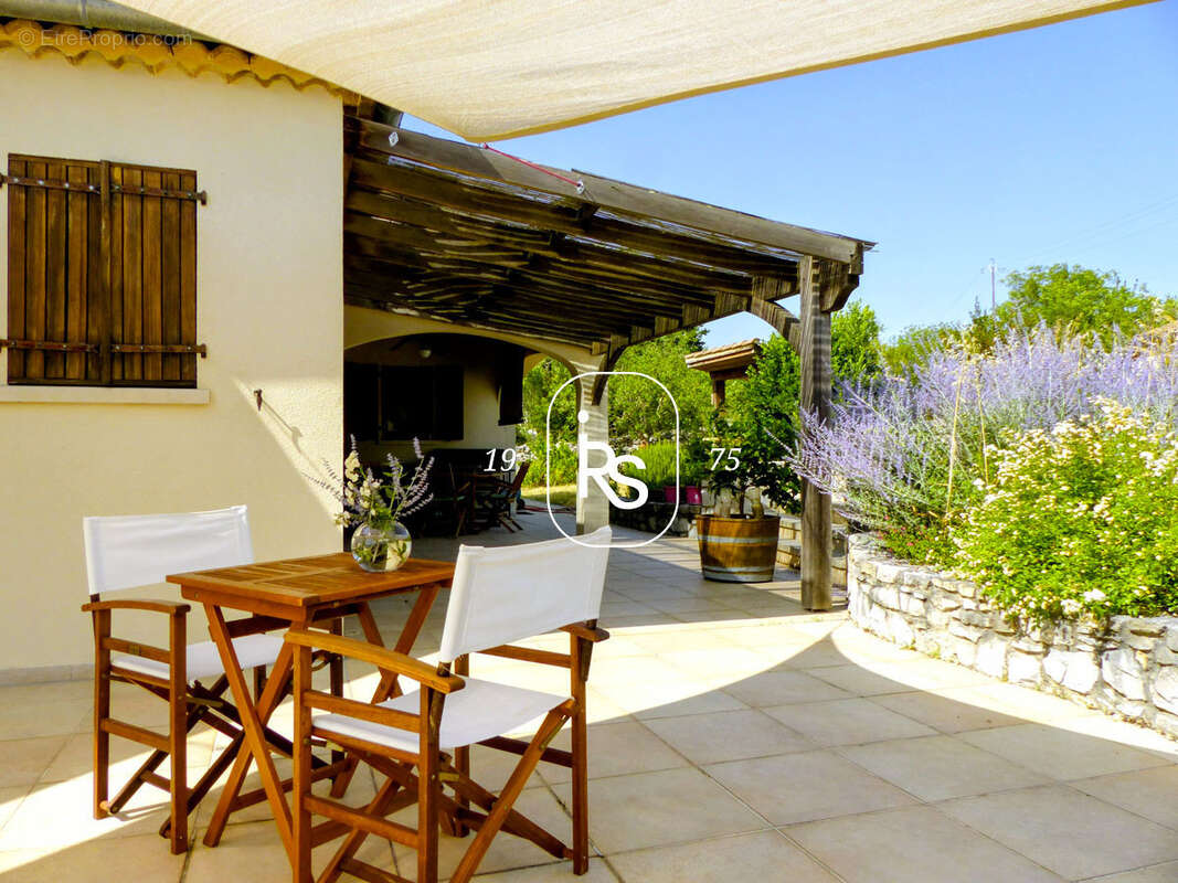 Une villa de caractère de 124 m2 avec piscine, garage et dépendances sur 4300 m2 de terrain avec oliviers. - photo 19