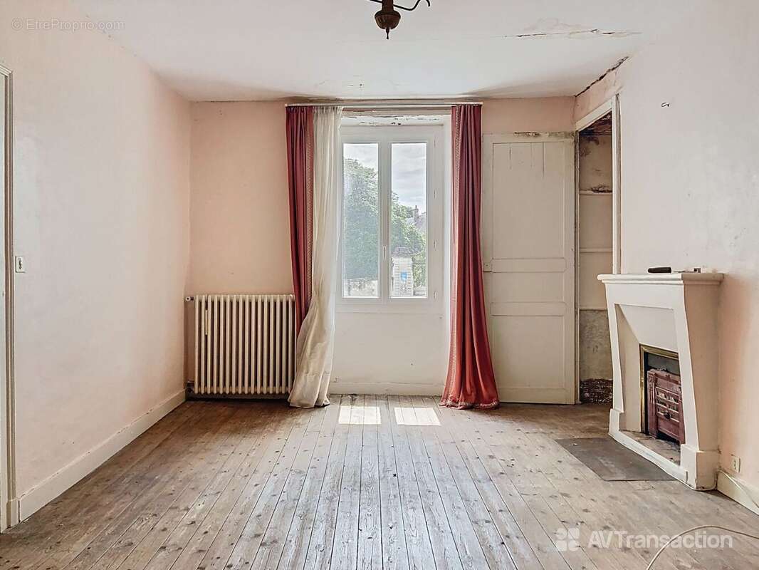 Maison à AZAY-LE-FERRON