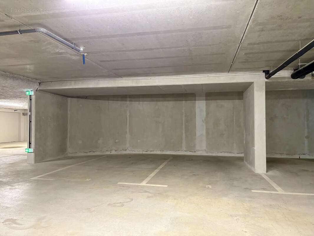 Parking à COMBLOUX