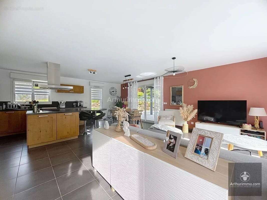 Maison à COMMELLE-VERNAY