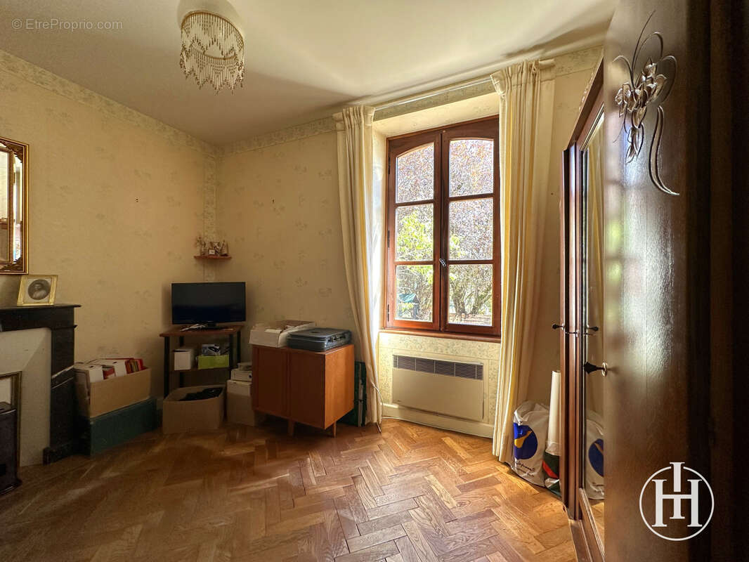 À SAISIR : Grande maison de ville avec dépendances et terrain - - photo 7
