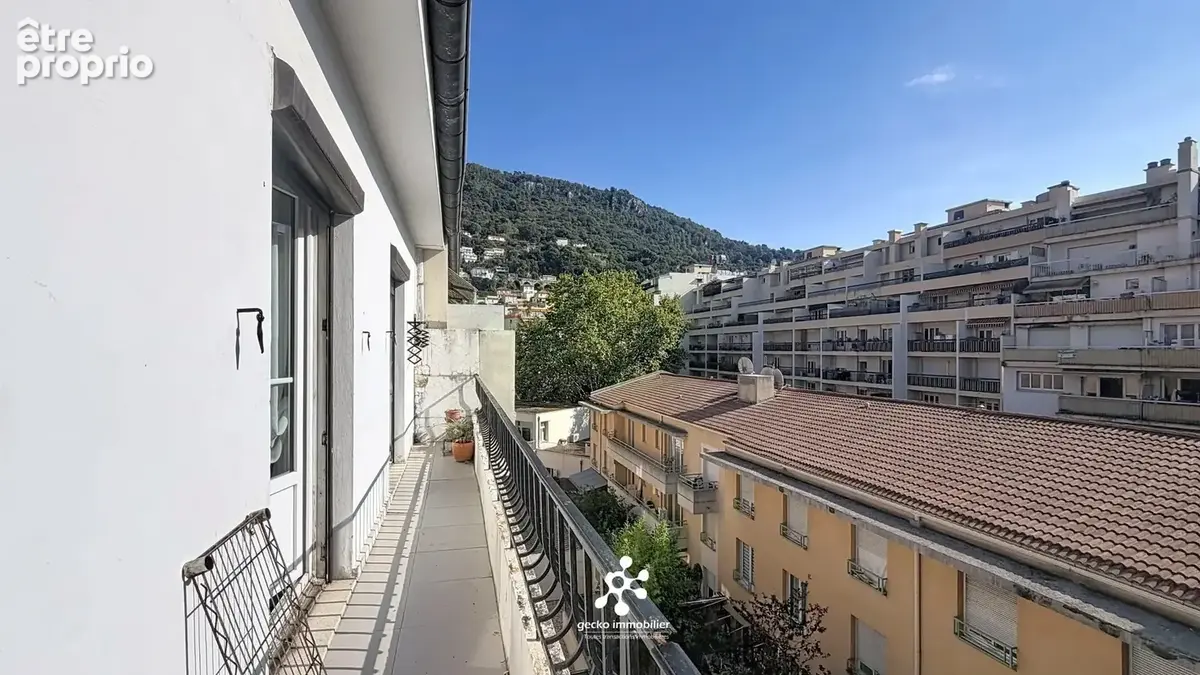 Saint-Roch – 3 pièces dernier étage traversant avec balcon filant et terrasse - photo 2