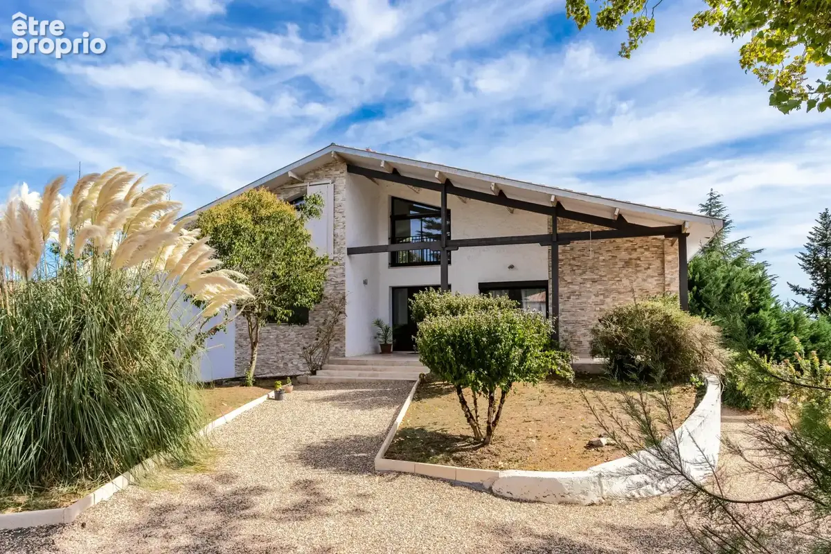 Une maison moderne avec piscine, jardin et parking - photo 5