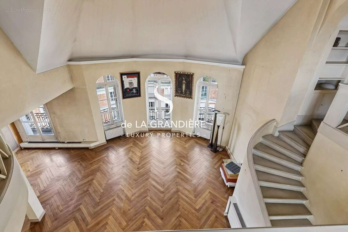 Appartement à PARIS-16E