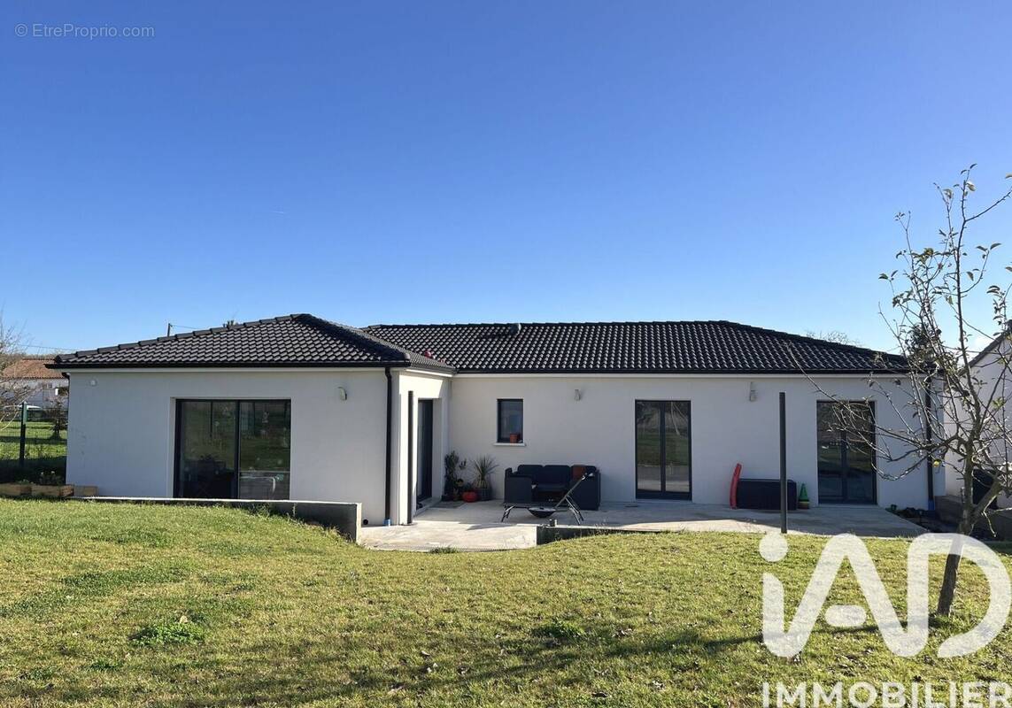 Photo 1 - Maison à VENDEUVRE-DU-POITOU